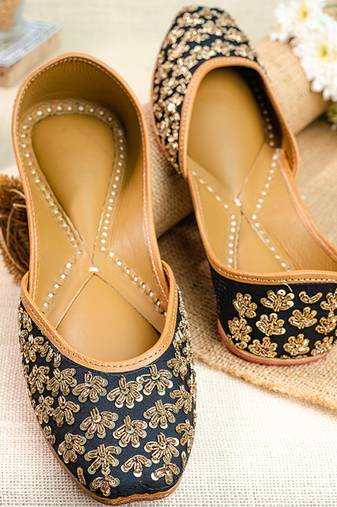 Black embroidered leather juttis