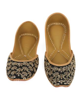 Black embroidered leather juttis 2
