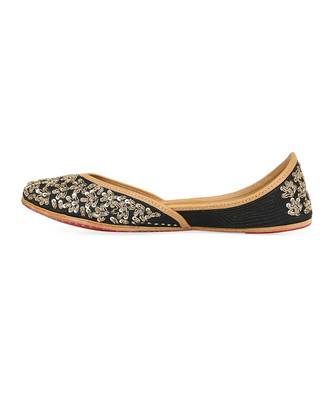 Black embroidered leather juttis 3