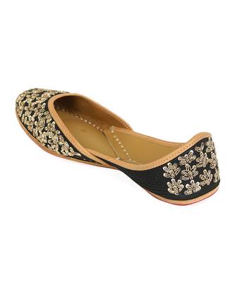 Black embroidered leather juttis 4