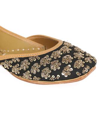 Black embroidered leather juttis 5