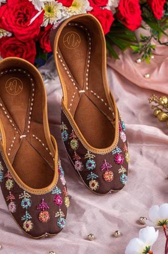 Brown embroidered leather juttis