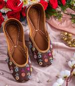 Brown embroidered leather juttis