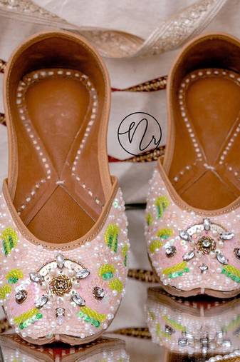 Pink embroidered leather juttis
