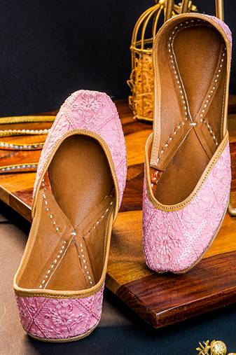 Pink embroidered leather juttis