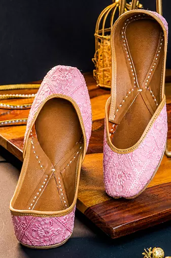 Pink embroidered leather juttis