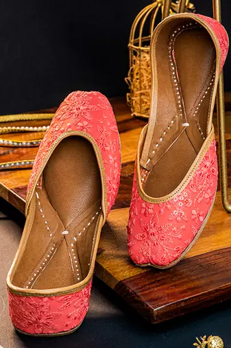 Pink embroidered leather juttis