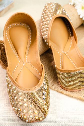 Gold embroidered leather juttis