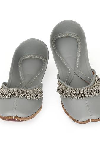 Grey solid leather juttis