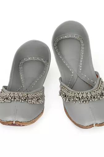 Grey solid leather juttis