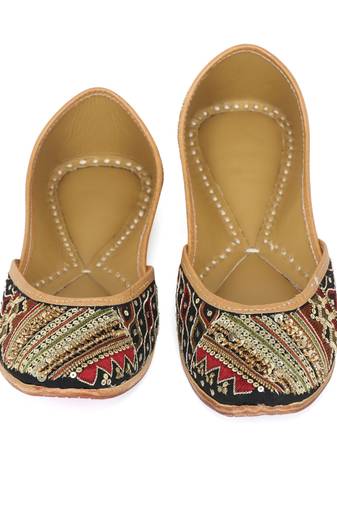 Black embroidered leather juttis