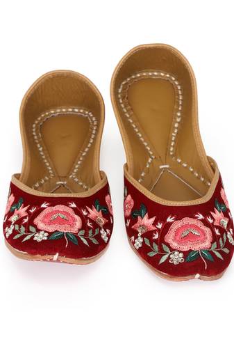 Maroon embroidered leather juttis