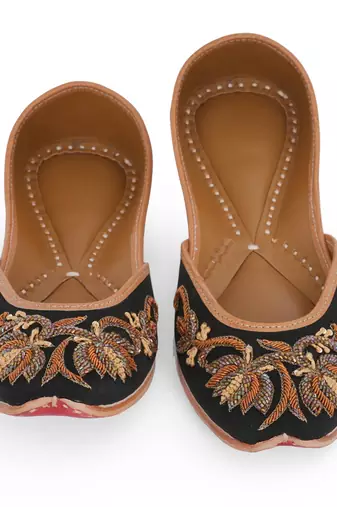 Black embroidered leather juttis