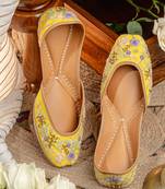 Yellow embroidered leather juttis
