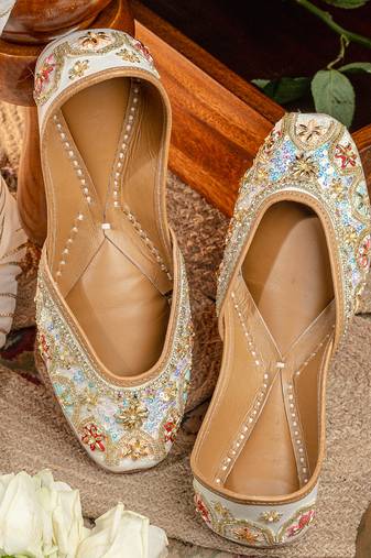 White embroidered leather juttis