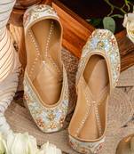 White embroidered leather juttis