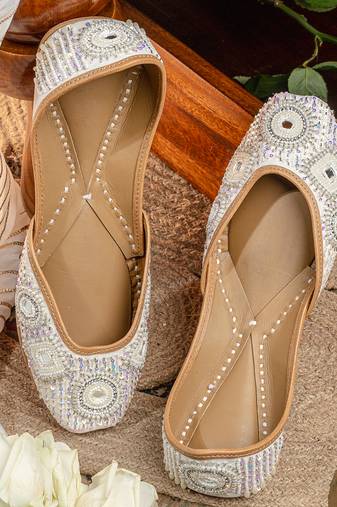 White embroidered leather juttis