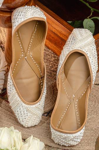 White embroidered leather juttis