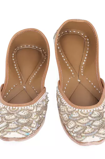 Gold embroidered leather juttis