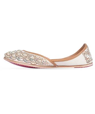Gold embroidered leather juttis 3