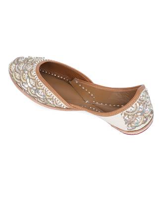 Gold embroidered leather juttis 4