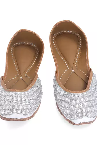 Silver embroidered leather juttis