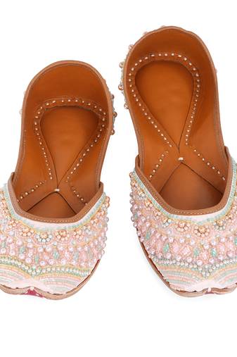 Pink embroidered leather juttis