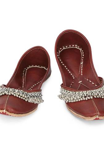 Maroon embroidered leather juttis
