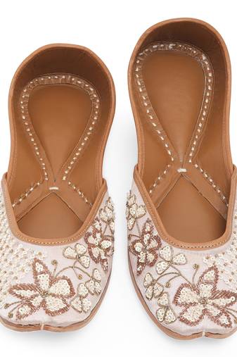 Beige embroidered leather juttis