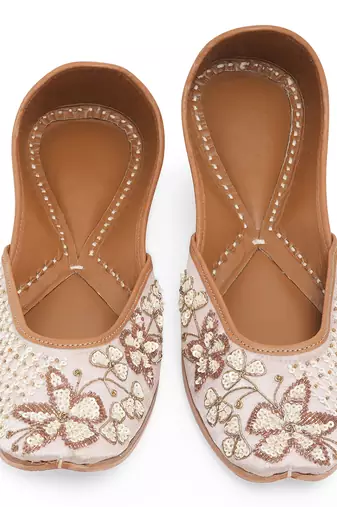 Beige embroidered leather juttis