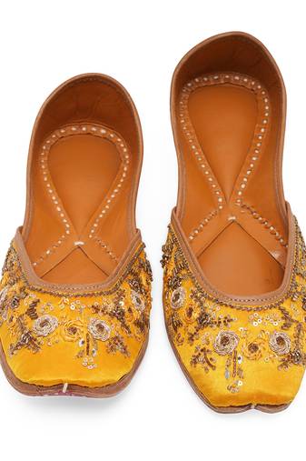 Yellow embroidered leather juttis