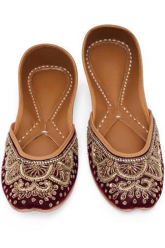 Maroon embroidered leather juttis