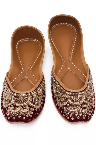 Maroon embroidered leather juttis