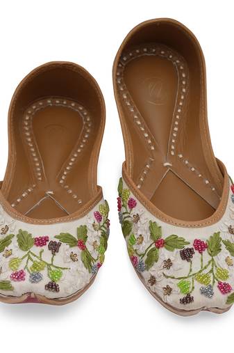 White embroidered leather juttis