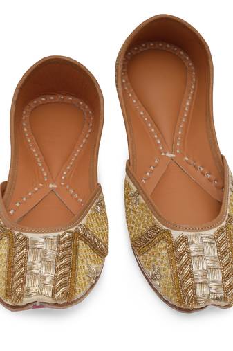 Gold embroidered leather juttis