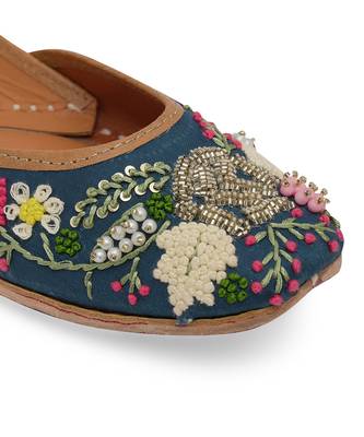 Blue embroidered leather juttis 5