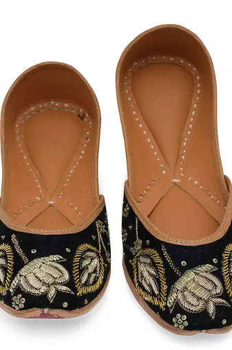 Black embroidered leather juttis
