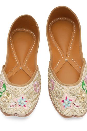 Beige embroidered leather juttis