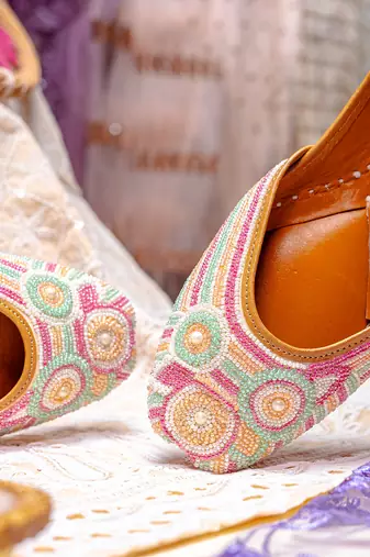 Multicolor embroidered leather juttis