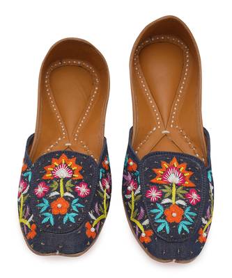 Blue embroidered leather juttis 1