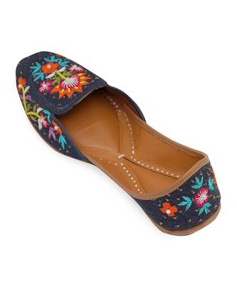 Blue embroidered leather juttis 4