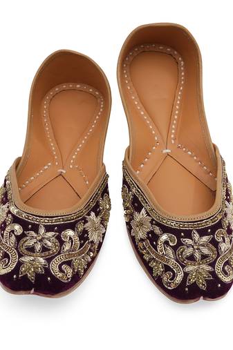 Burgundy embroidered leather juttis