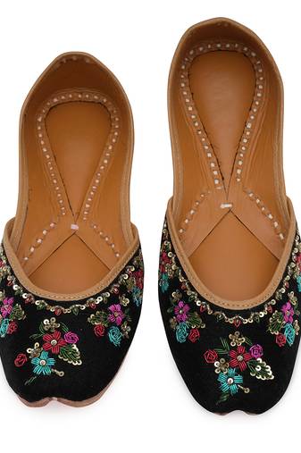 Black embroidered leather juttis