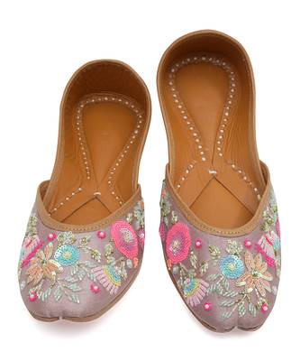 Lavender embroidered leather juttis 1