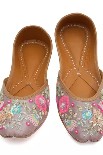 Lavender embroidered leather juttis
