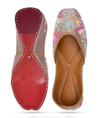 Lavender embroidered leather juttis 2