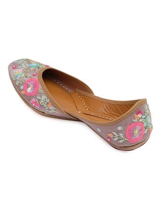 Lavender embroidered leather juttis 4