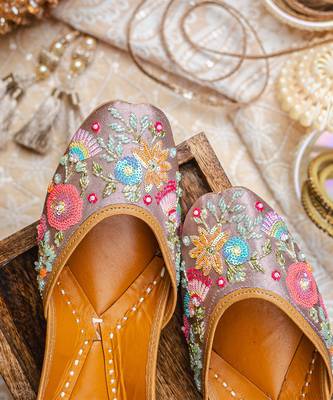 Lavender embroidered leather juttis 5