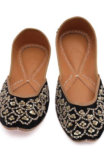 Black embroidered leather juttis
