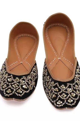 Black embroidered leather juttis